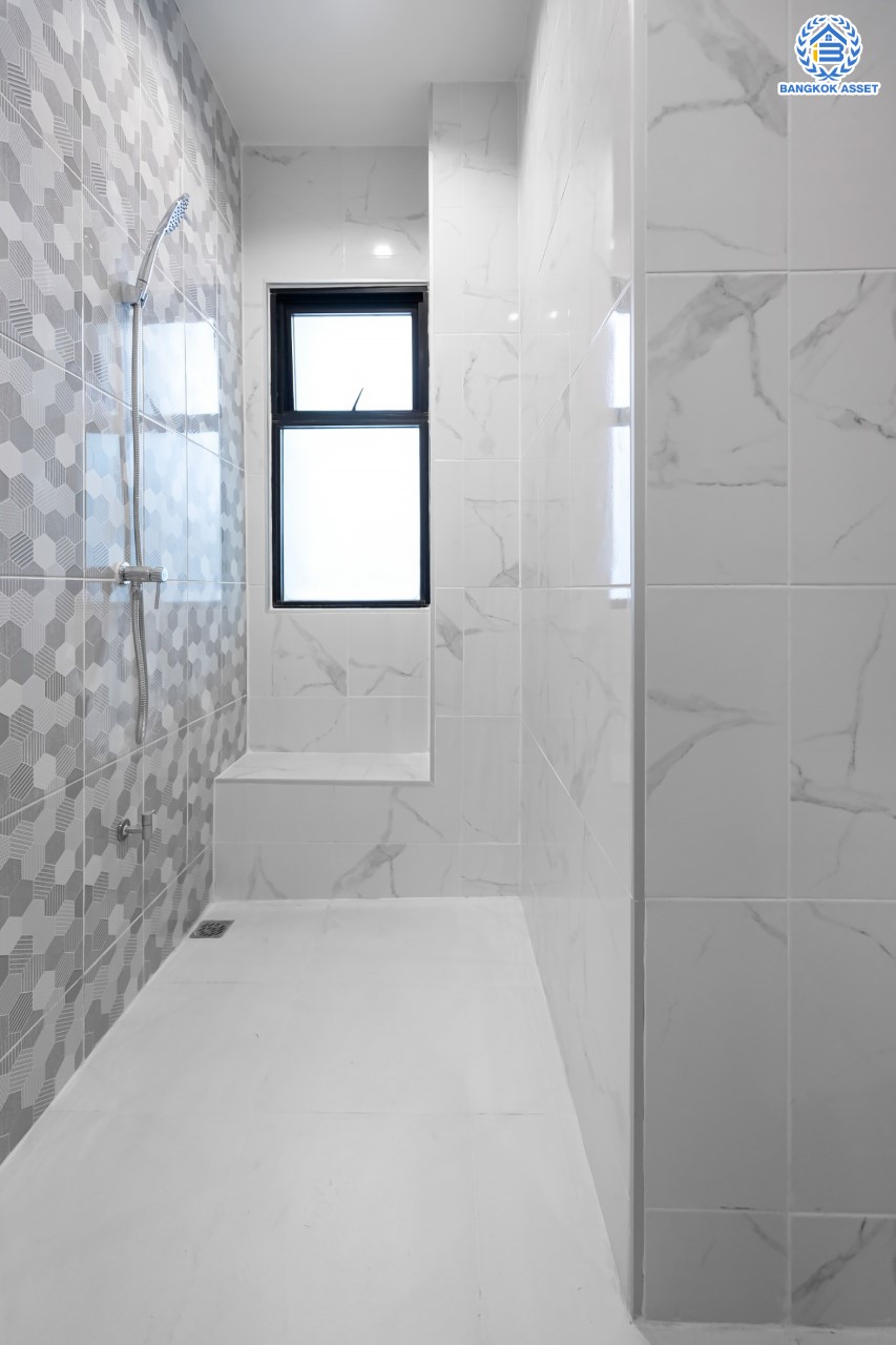 บ้านมือสองตกแต่งใหม่ ม.ซิกเนเจอร์ กัลปพฤกษ์ พร้อมสิ่งอำนวยความสะดวกครบครัน หลังใหญ่ 3 ชั้น บนเนื้อที่ 17 ตร.ว. พื้นที่ใช้สอย 140.5 ตร.ม. ฟังก์ชัน พร้อม 3 ห้องนอน 3 ห้องน้ำ จอดรถได้ 1 คัน บนทำเลคุณภาพติดถนนกัลปพฤกษ์ ตอบโจทย์ทุกการเดินทาง ใกล้รถไฟฟ้า " สถานีหลักสอง "